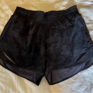 Lululemon Hotty hot shorts 4” inseam. Black camo. Size 6 Tall. EUC
